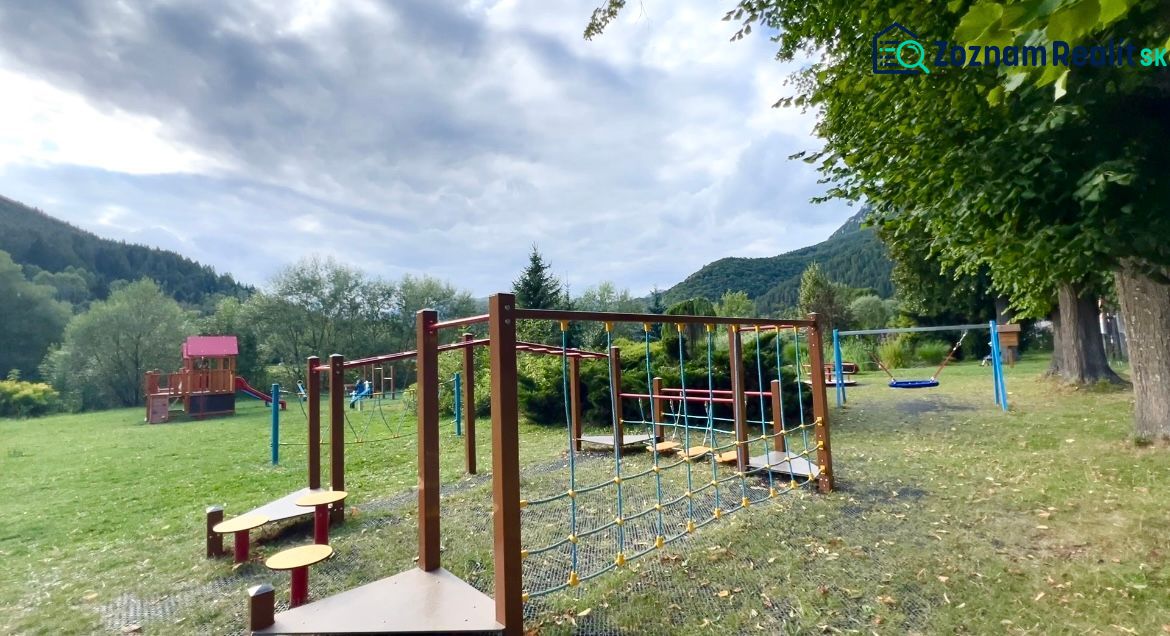 Dětské hřiště ve Stankovanech s prolézačkami, houpačkami a okolní přírodou.