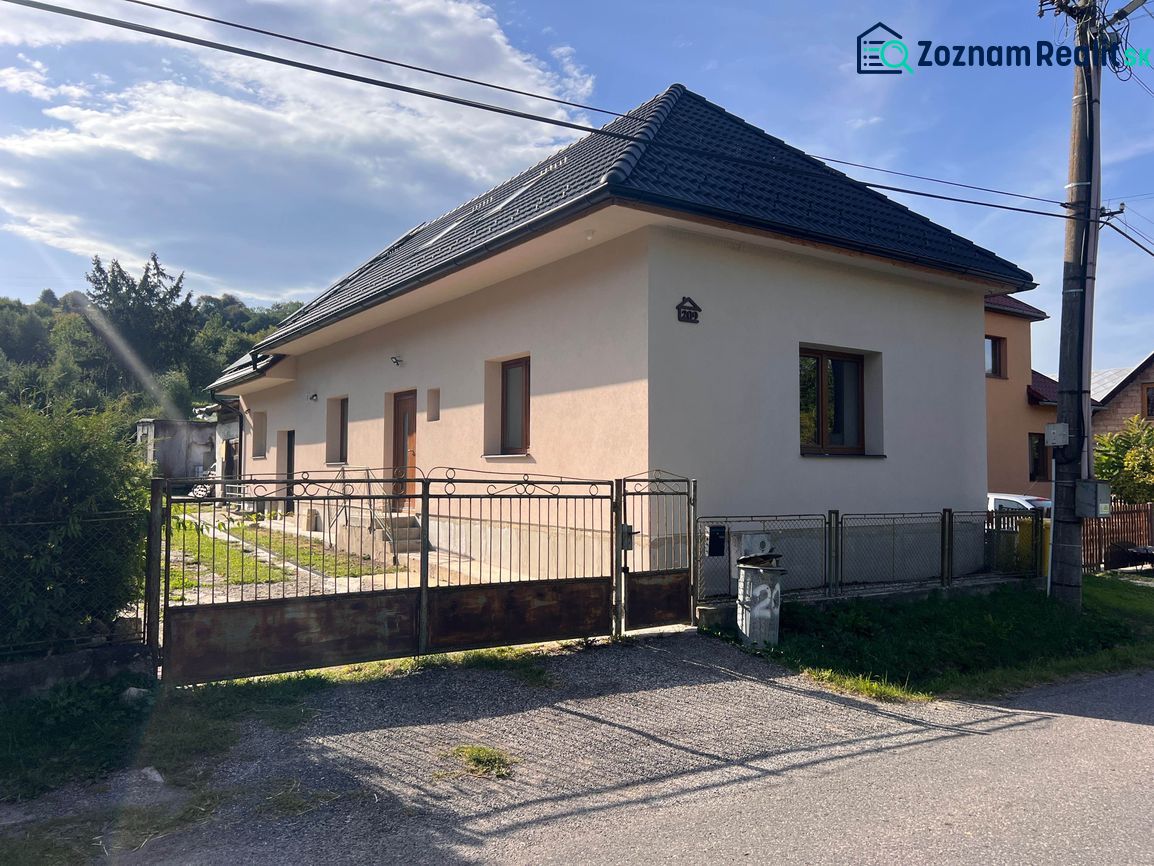 Rodinný dům na ulici Krmeš v Liptovském Mikuláši s předzahrádkou a plotem.