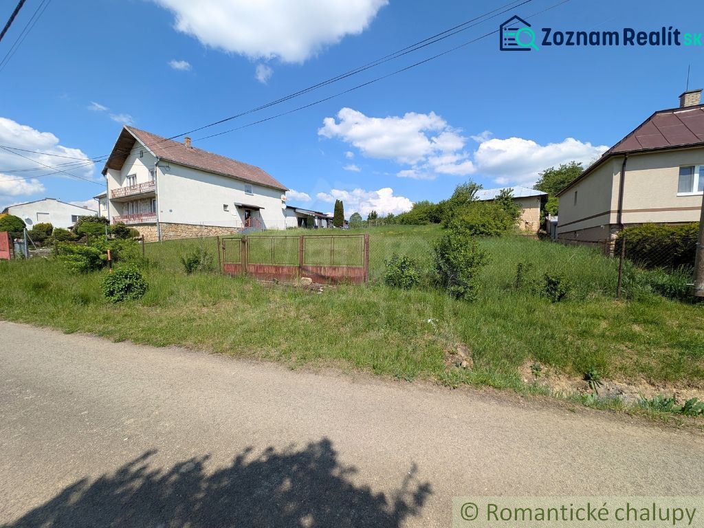 Dům obklopený zelení v Karnej, lemovaný plotem, ideální pro Pozemky - bydlení.