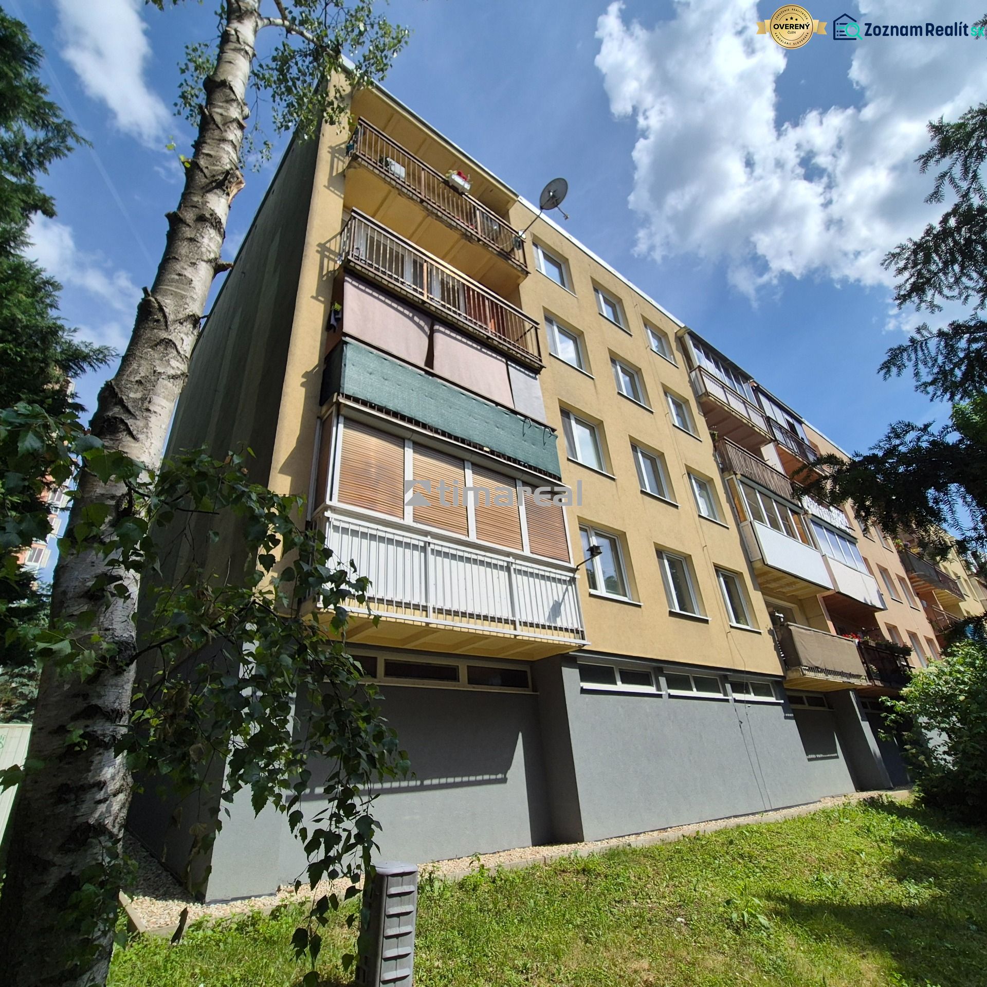 Bytový dům v Myjavě poskytující 4pokojový byt s balkony v zeleném prostředí.
