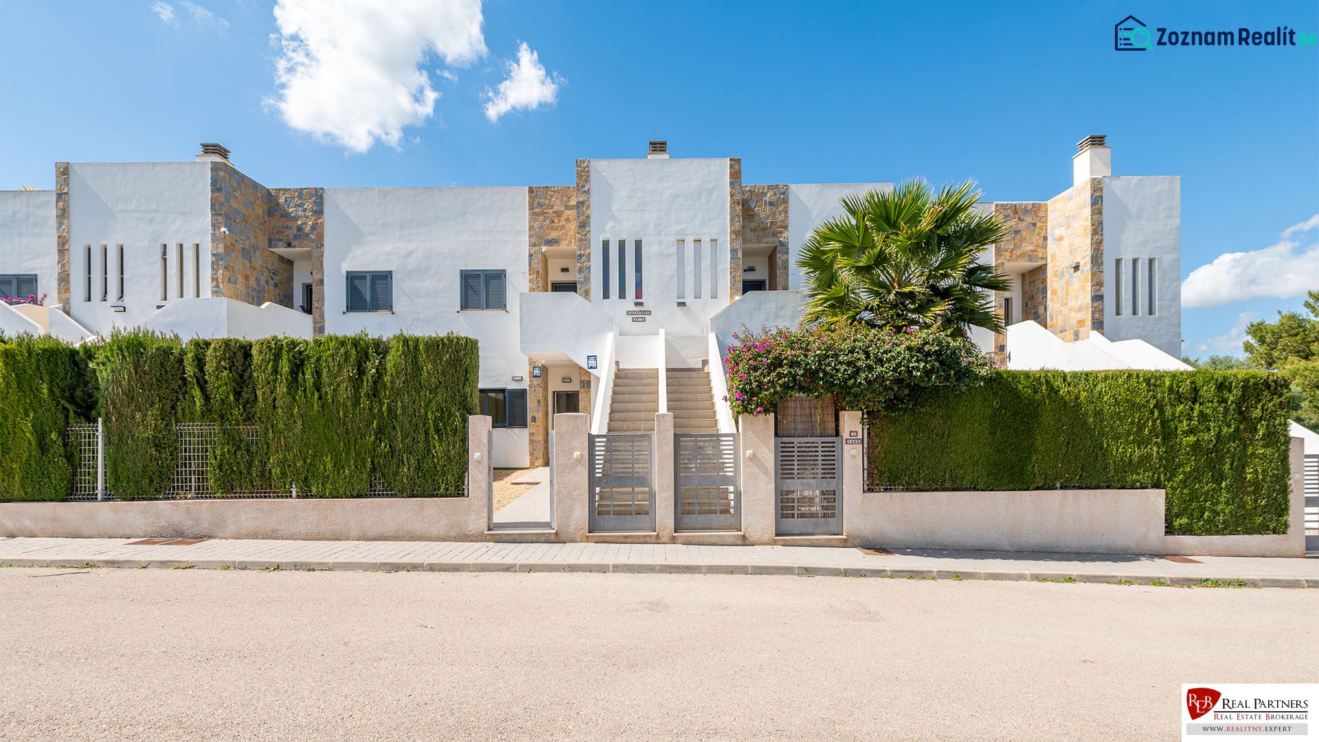 Rekreační apartmán v Cala Murada na Mallorce s moderní fasádou a zeleným plotem.
