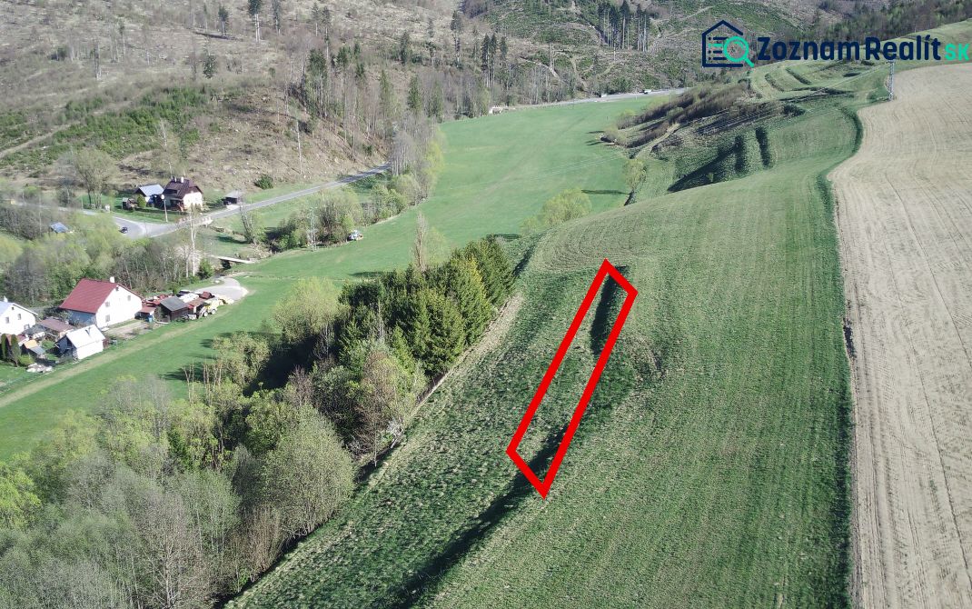 Louky a lesy na zemědělských a lesních pozemcích v Čiernom Balogu, obklopené krajinou.