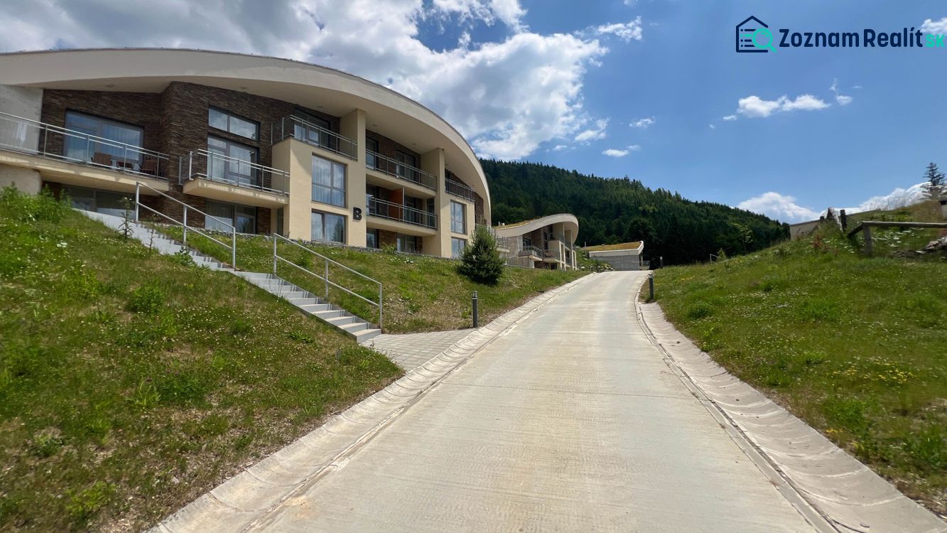Rekreační apartmány na Tále v Horní Lehotě s přírodním pozadím a modrou oblohou.