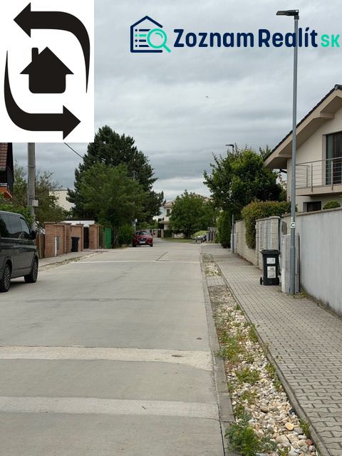 Ulice v Bratislavě - Jarovcích, vhodná pro pozemky - bydlení, zástavba rodinných domů.