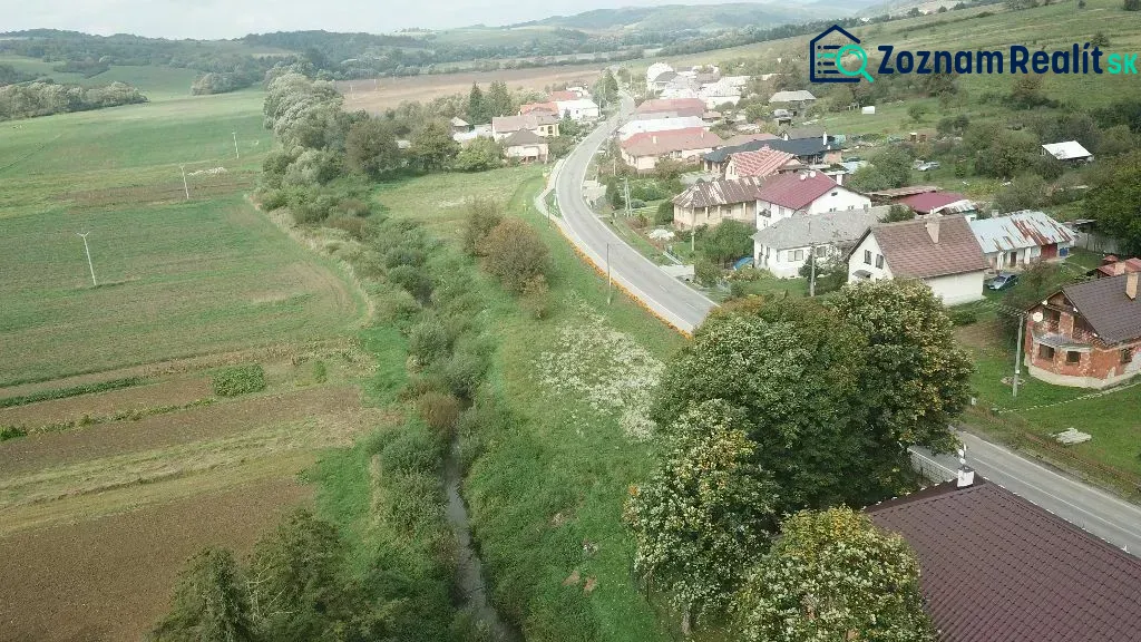 Krajina ve Slovenské Volové se zelení a cestou v Pozemky - bydlení.