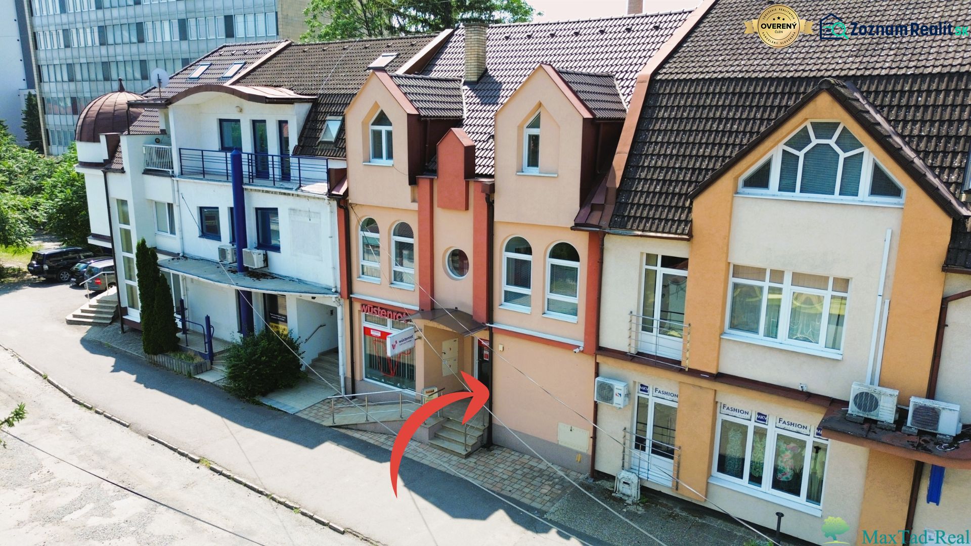Budova na Jaroslawskej ulici v Michalovcích s označeným 4-pokojovým bytem.