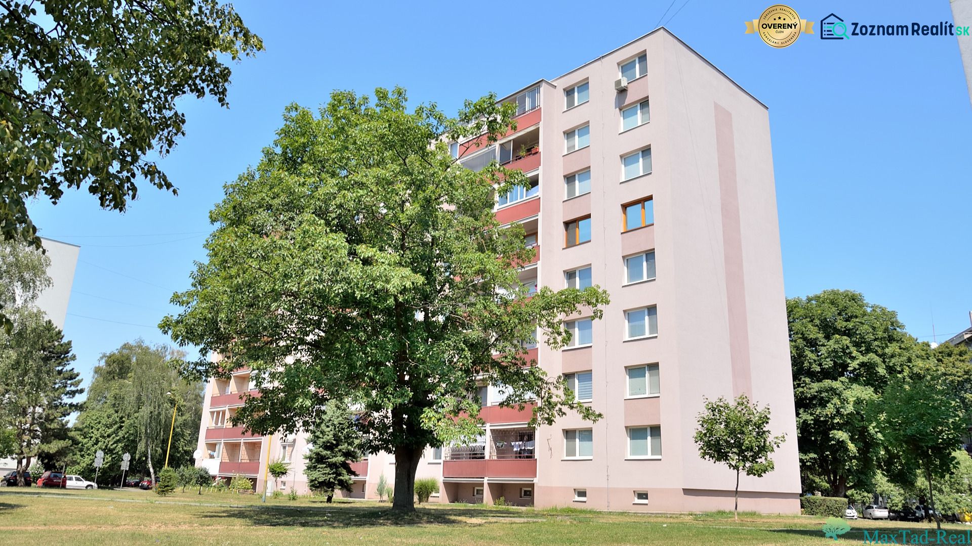 Bytový dům s 3pokojovými byty na ulici Martina Rázuse v Michalovcích, obklopený zelení.