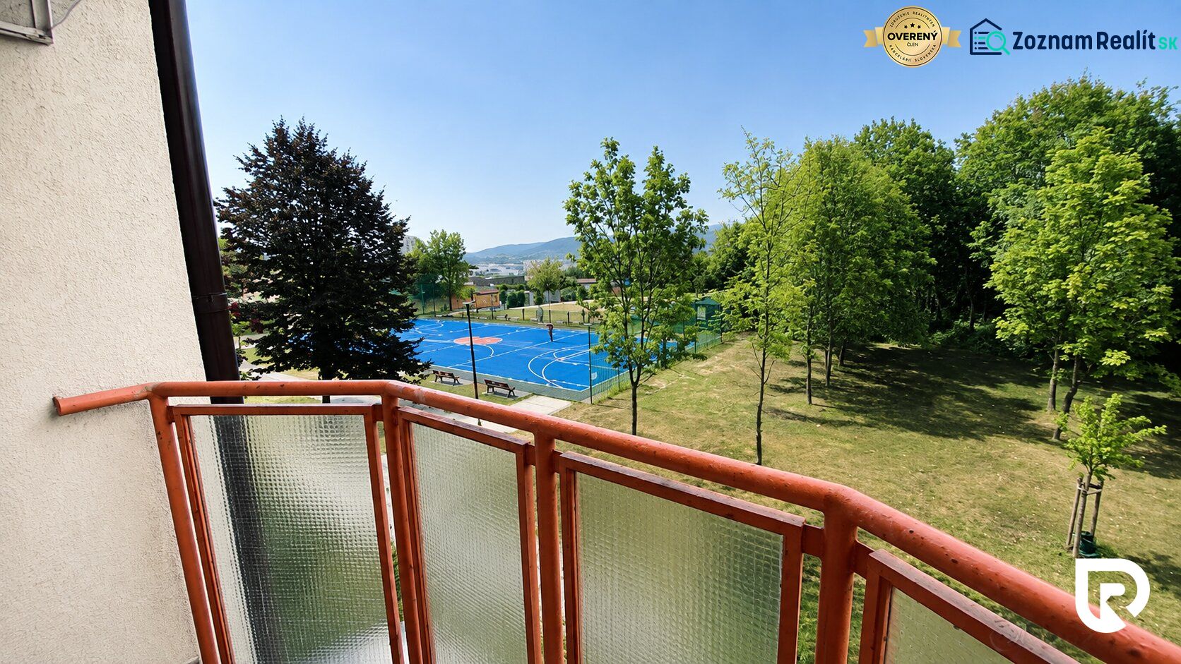 Balkon 2-pokojového bytu na ulici Mateja Bela v Žilině s výhledem na hřiště.
