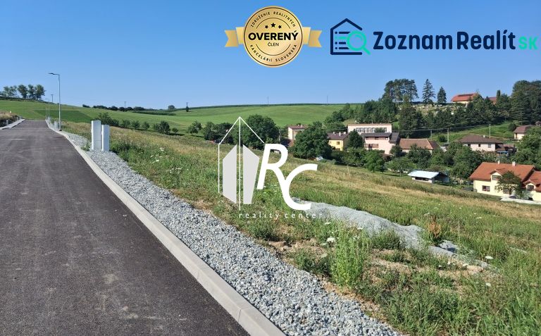 Pozemky na bydlení v Záboří s výhledem na okolní krajinu a domy.