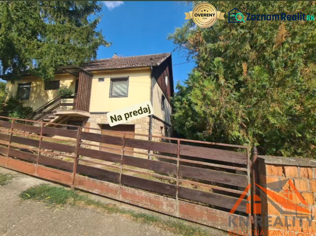 Rodinný dům ve Svodíně obklopený zelení, s kamennou terasou, na prodej.