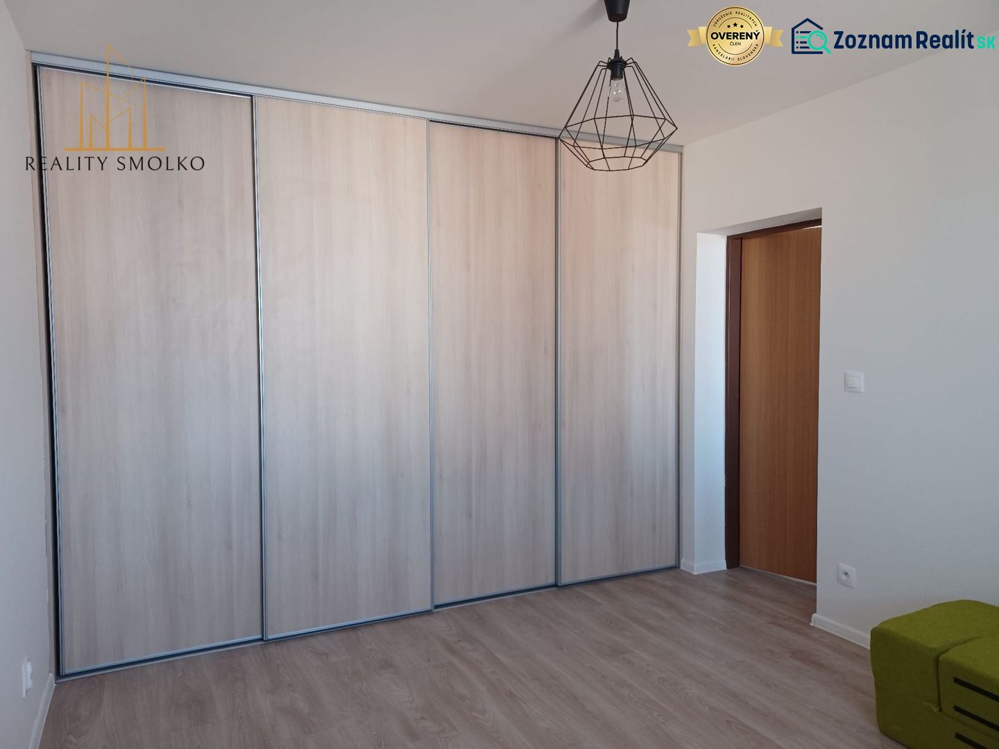 V 2-pokojovém bytě se nachází vestavěná skříň a podlaha s dřevěným dekorem.