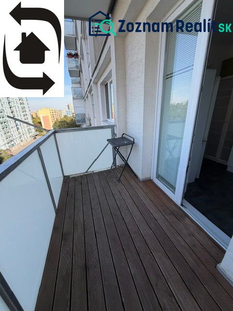 Balkon v 3-pokojovém bytě na Muškátové ulici v Bratislavě - Ružinově s podlahou z dřevěného dekoru.