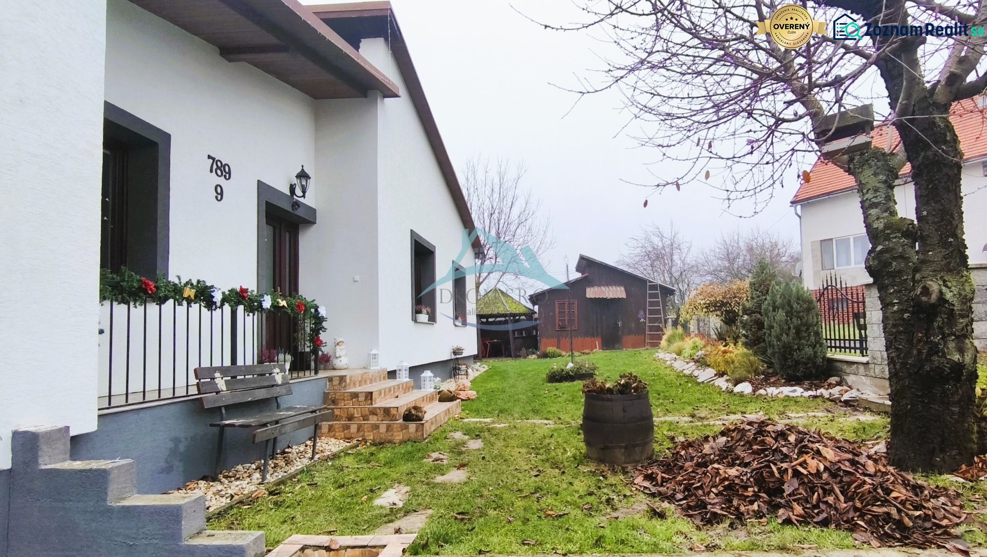 Rodinný dům na Vinohradnické ve Velkém Krtíši s předzahrádkou a lavičkou.