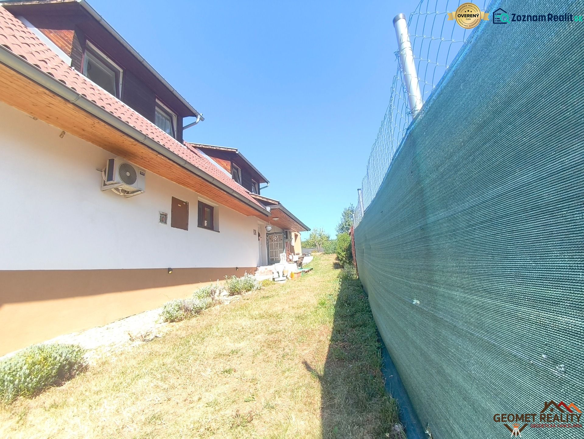 Rodinný dům v Divíně s klimatizací, oplocení a zahrada s trávníkem.