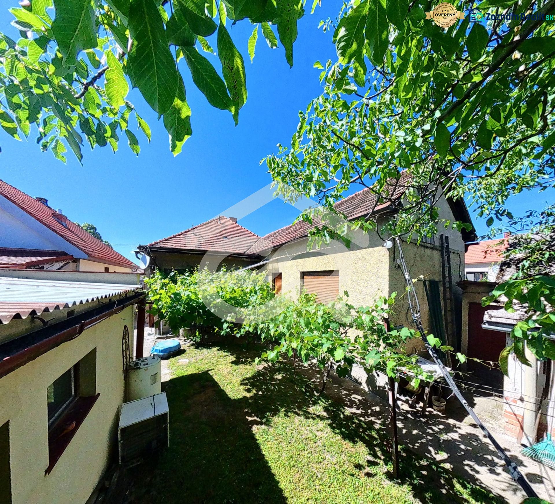 Rodinný dům na Sládkovičově 135 ve Zlatých Moravcích se zeleným dvorem a vinicí.