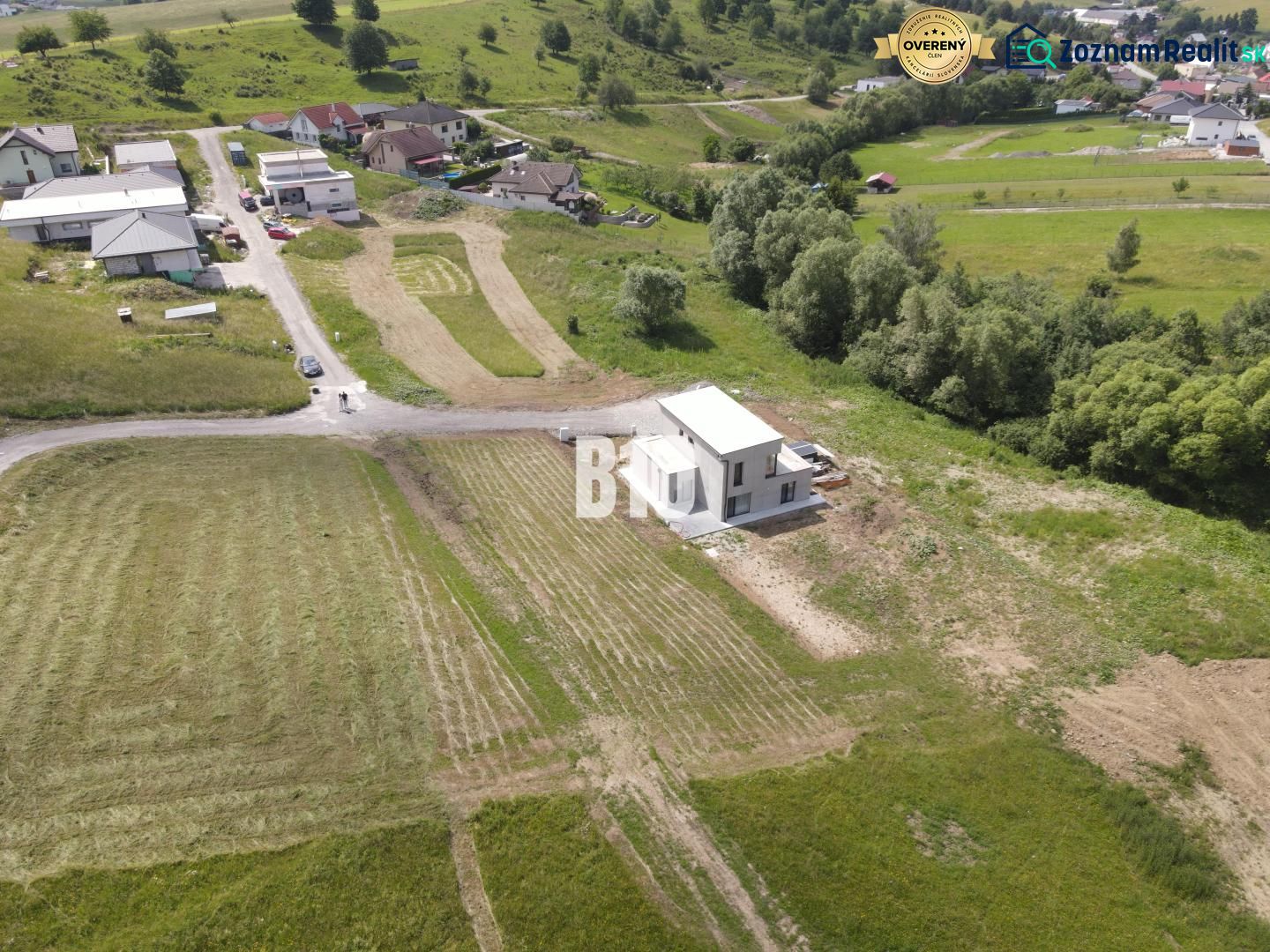 Louky a rodinné domy v okolí Bitarové vhodné pro pozemky - bydlení.