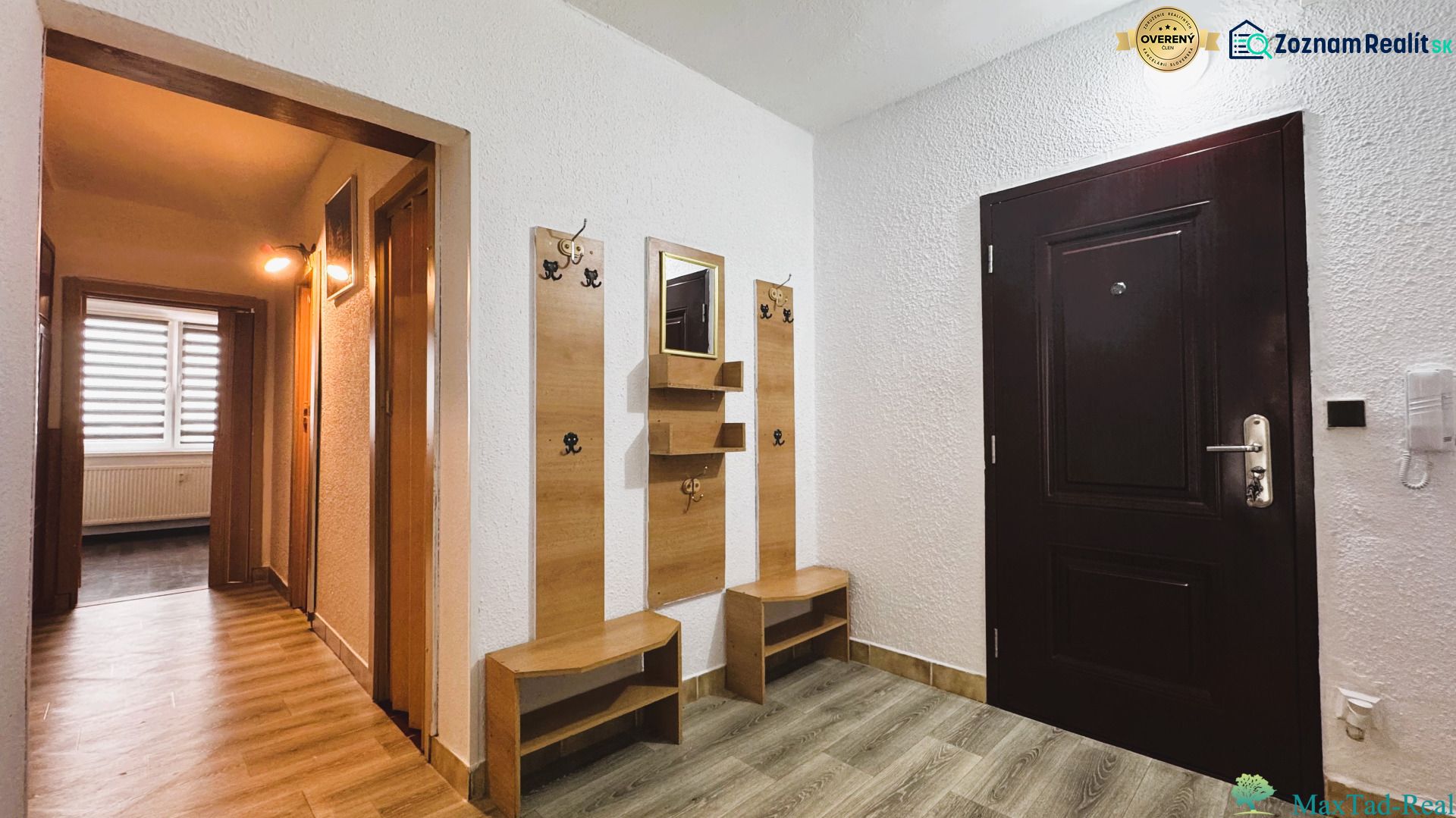Vstupní chodba se zrcadlem a věšákem, 4pokojový byt s podlahou s dřevěným dekorem.