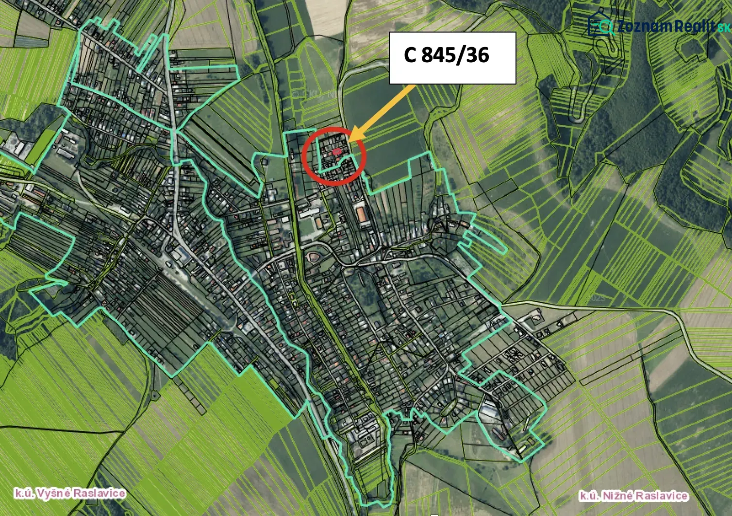 Mapa Raslavic s vyznačeným pozemkem určeným k bydlení.