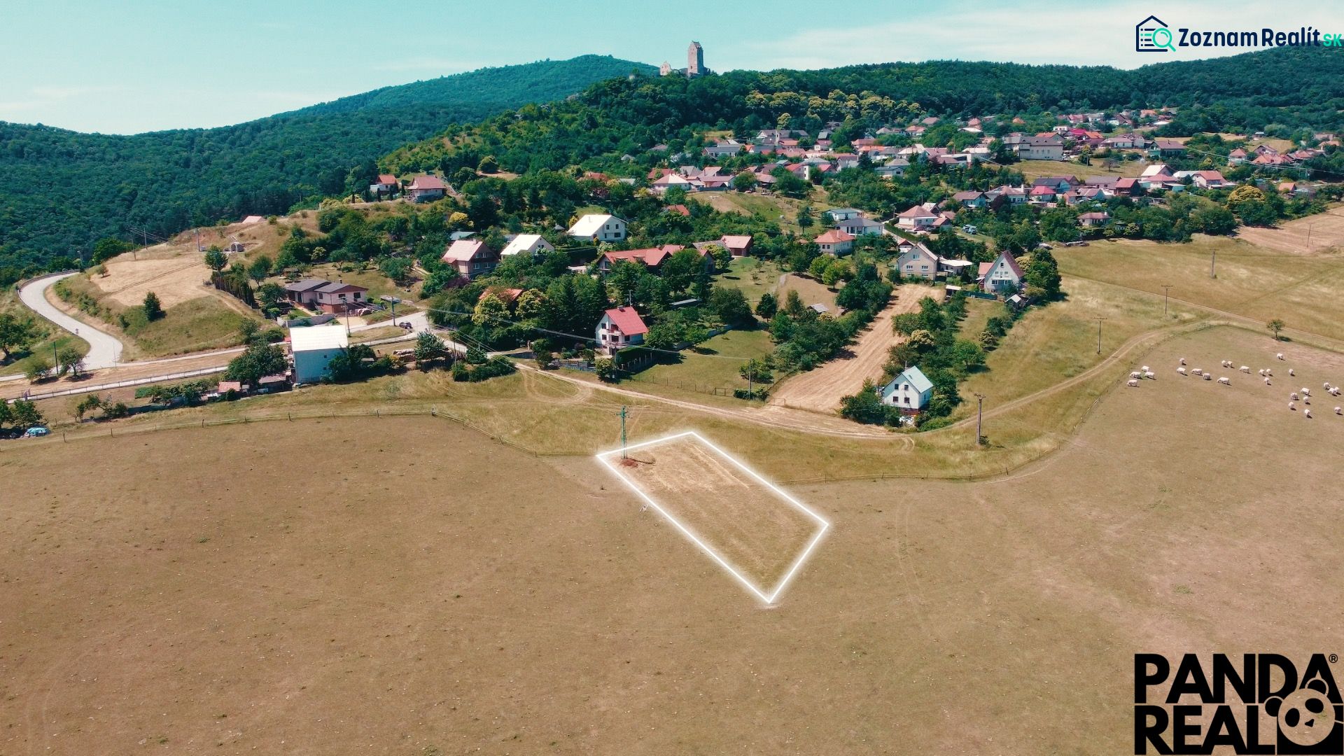 Malebná krajina Podhradí, pozemky na bydlení zasazené do zelených kopců.