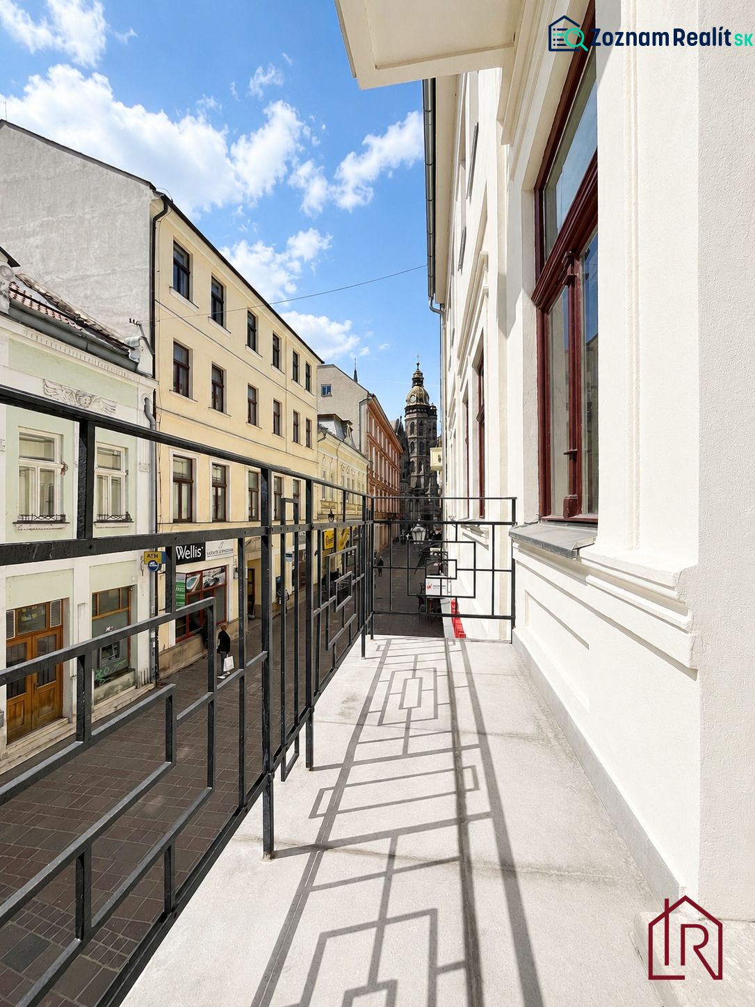 Balkon s výhledem na ulici Mlynská, Košice - městská část Staré Město, před kancelářemi.