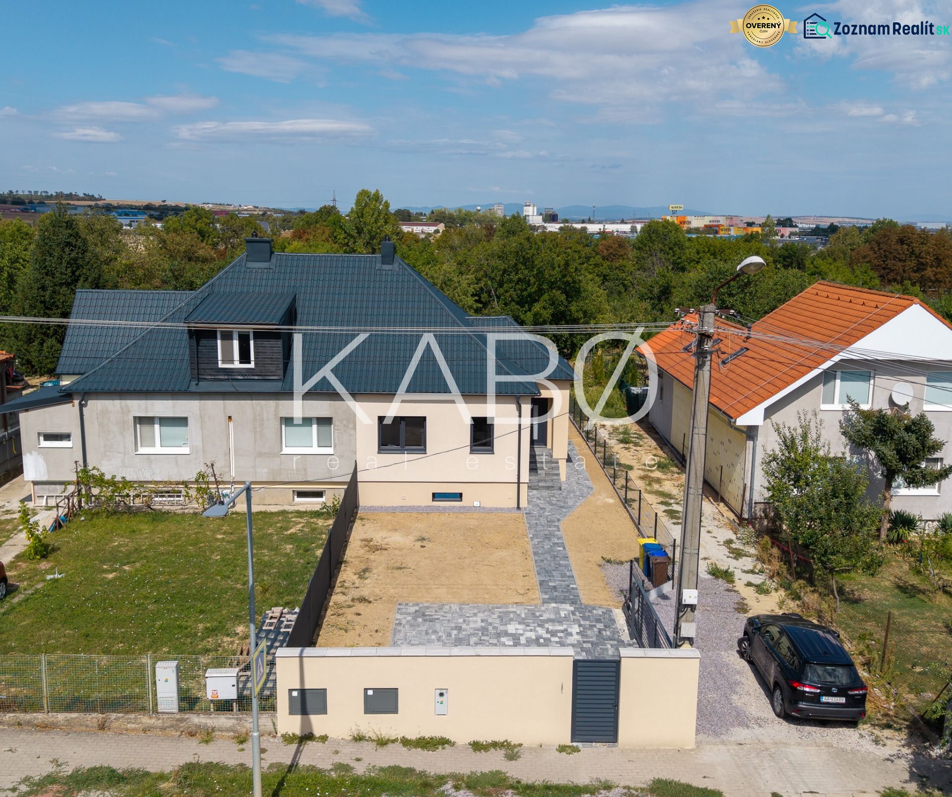 Rodinný dům na Trnavské ulici v Nitře, s přístupovou cestou a zahradou.