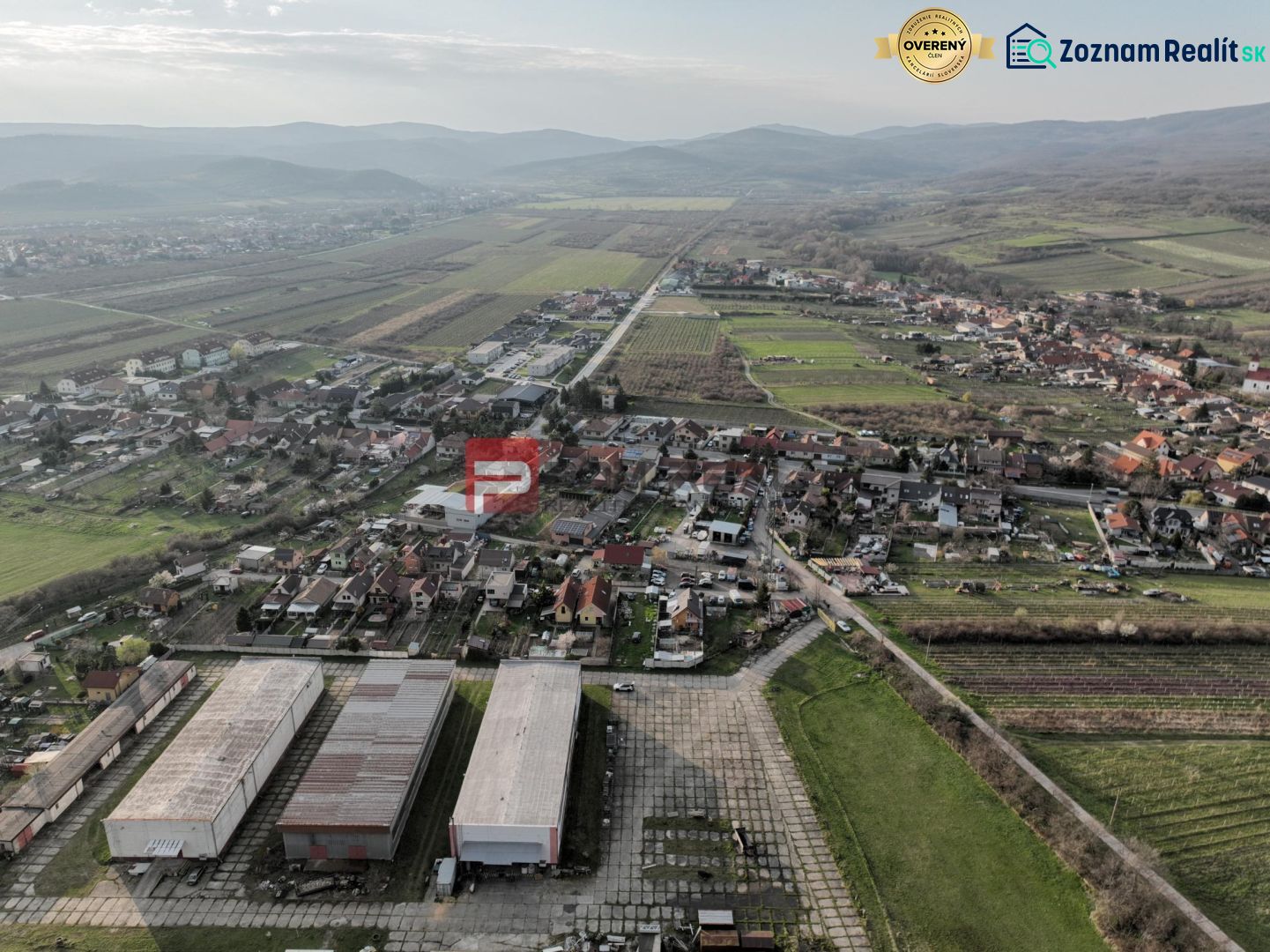 Pohled shora na Výrobní prostory v obci Vinosady na Pezinské ulici.