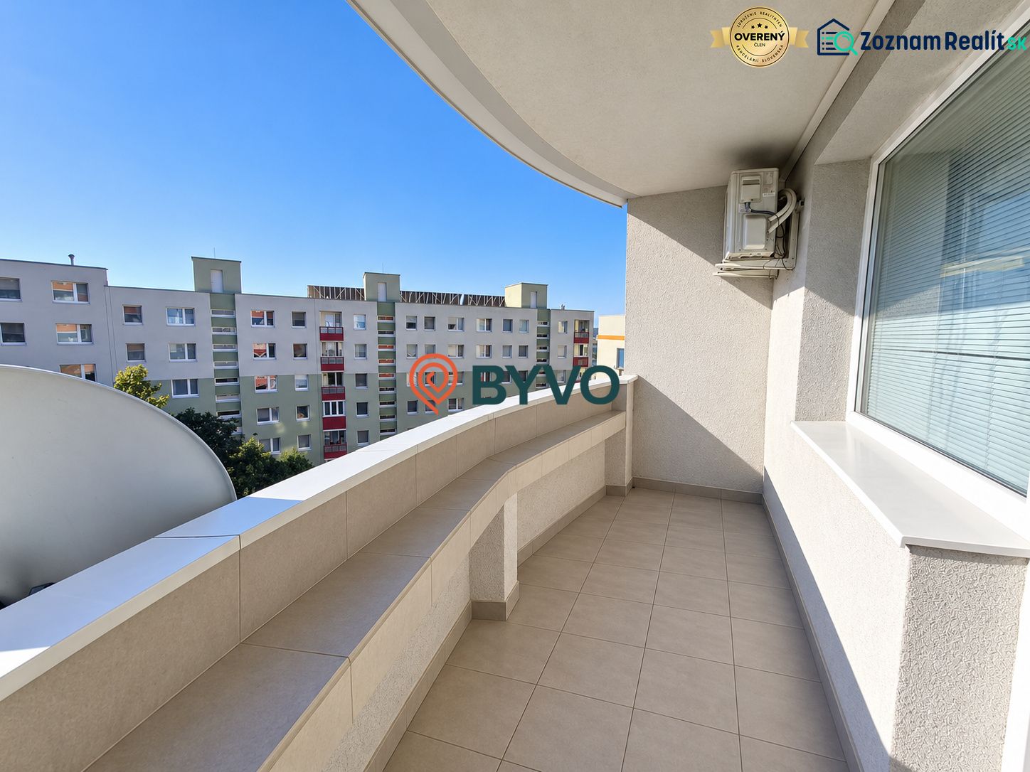 Balkon 4pokojového bytu na Veternicové v Bratislavě - Karlově Vsi s výhledem na sídliště.
