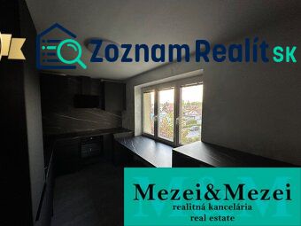 Kuchyně v 2-pokojovém bytě s tmavým nábytkem a výhledem z okna.