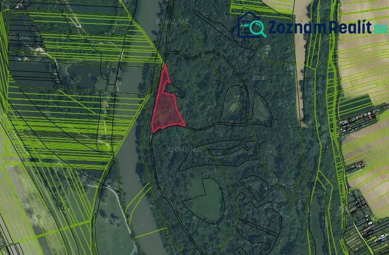 Mapa zemědělských a lesních pozemků v blízkosti lesa u Seredi.