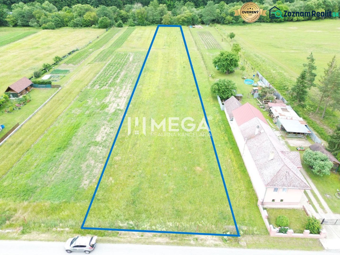 Pozemky - bydlení v Zubním, velká parcela, obklopená přírodou a budovami.