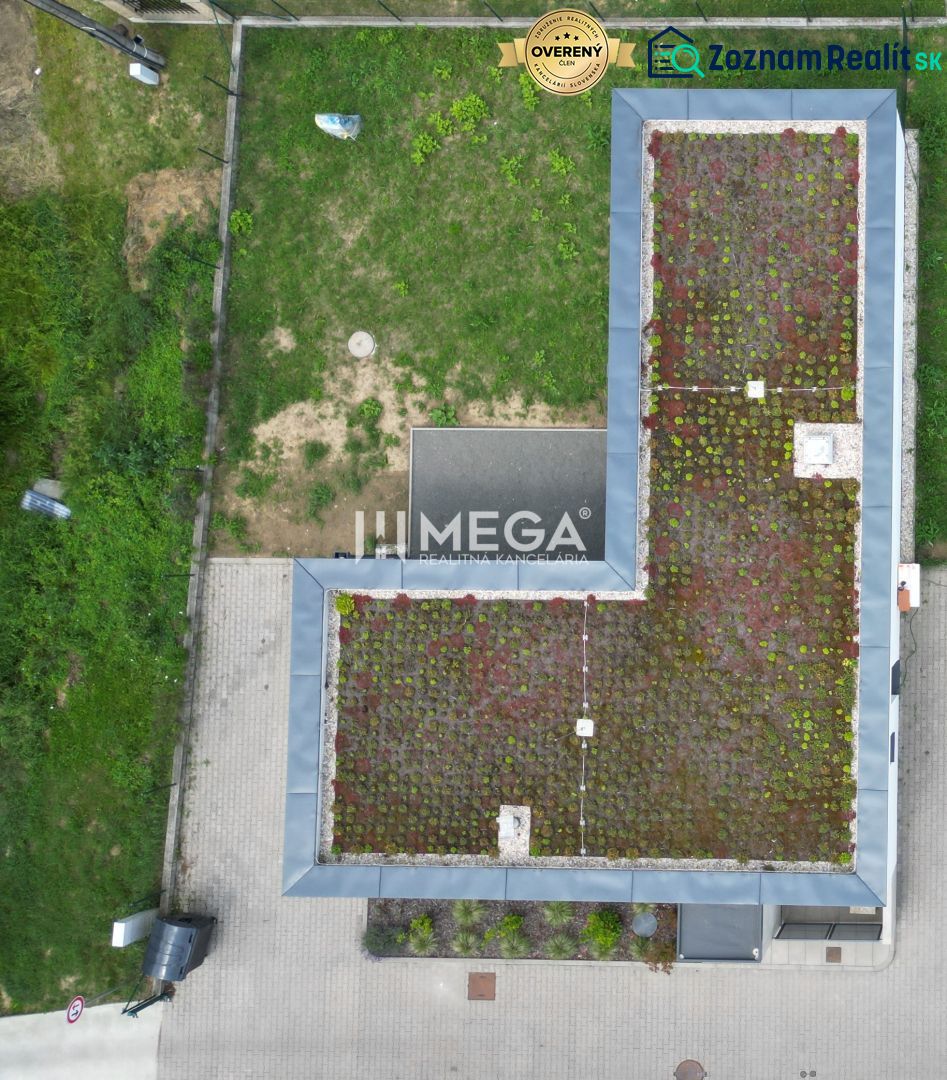 Rodinný dům na Kaštanové ulici v Humenném se vegetační střechou a dvorem.