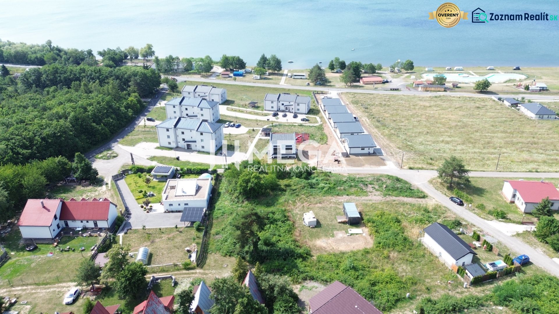 Letecký pohled na Pozemky - bydlení v Klokočově u vody a lesů.