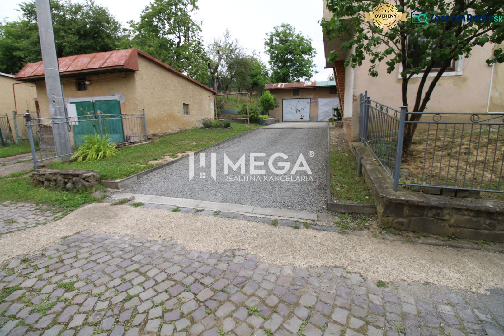 Exteriér 5 a více pokojového bytu na Gagarinově ulici v Snině, s garáží a příjezdovou cestou.