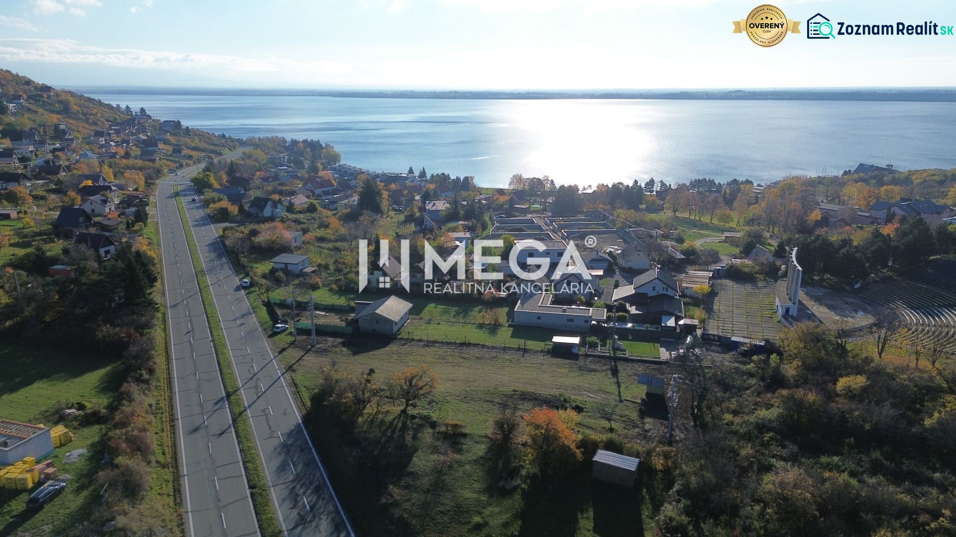 Letecký pohled na pozemky ve vesnici Vinné u jezera v podzimním období.
