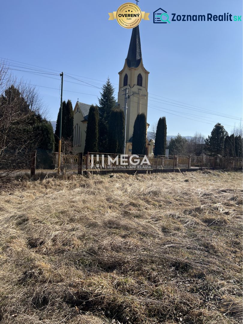 Pozemky - bydlení v Modré nad Cirochou se scenérií kostela.