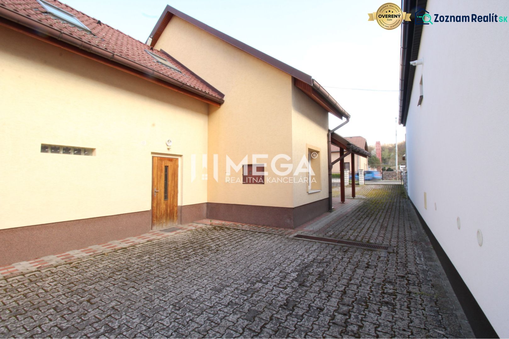 Exteriér obchodních prostor na ulici M. R. Štefánika, Vranov nad Topľou.