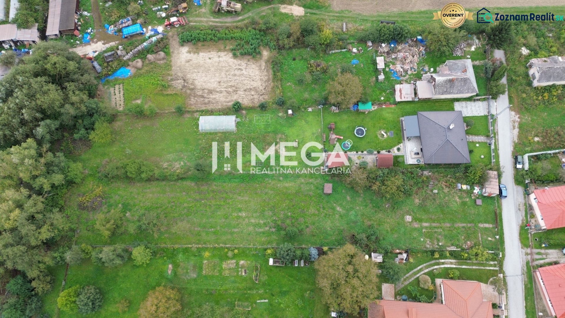 Letecký pohled na Pozemky - bydlení ve Velké Ide, Gomboši se zahradami a domy.