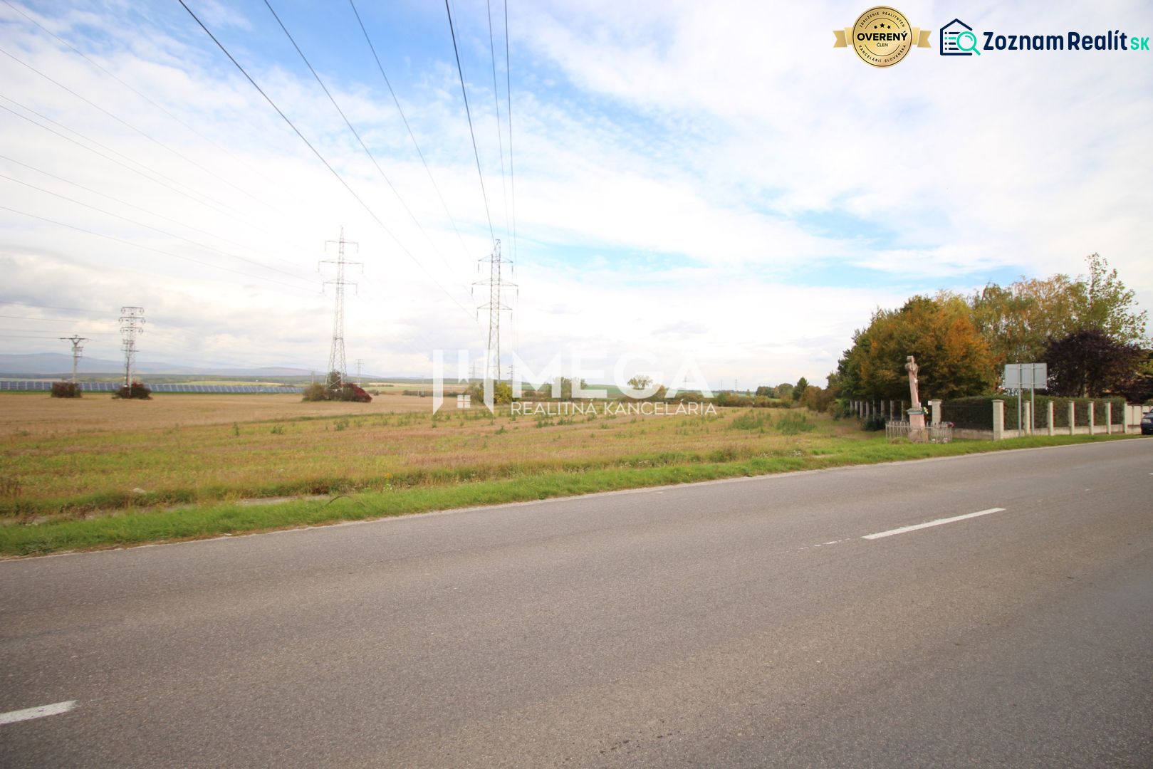 Rozsáhlé pozemky k bydlení u cesty, v obci Mokrance, s elektrickými vedeními.