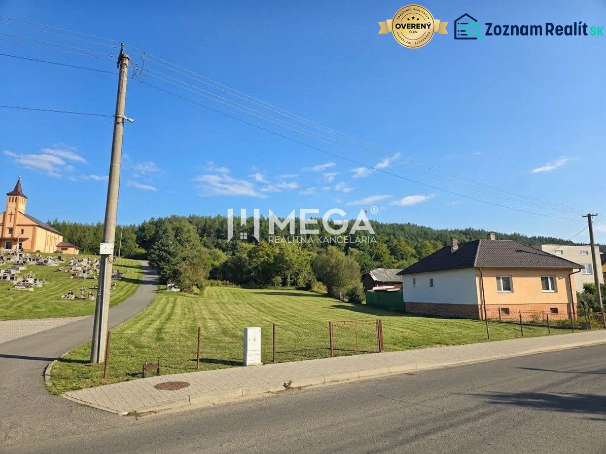 Pozemky - bydlení v obci Slovenská Volová, travnatá louka u kostela v klidném prostředí.