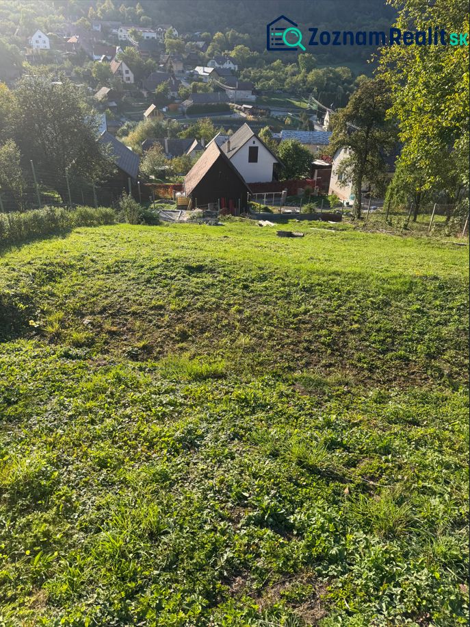 Košecké Podhradie nabízí pozemky k bydlení s venkovskou architekturou a okolní zelení.
