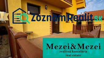 Rodinný dům v Majcichově s certifikátem ověřené realitní kanceláře na viditelném místě.