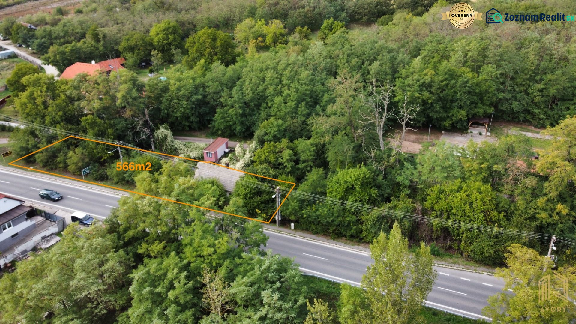 Rodinný dům v Šaštíně-Strážích obklopený zelení s pozemkem 566 m² u cesty.