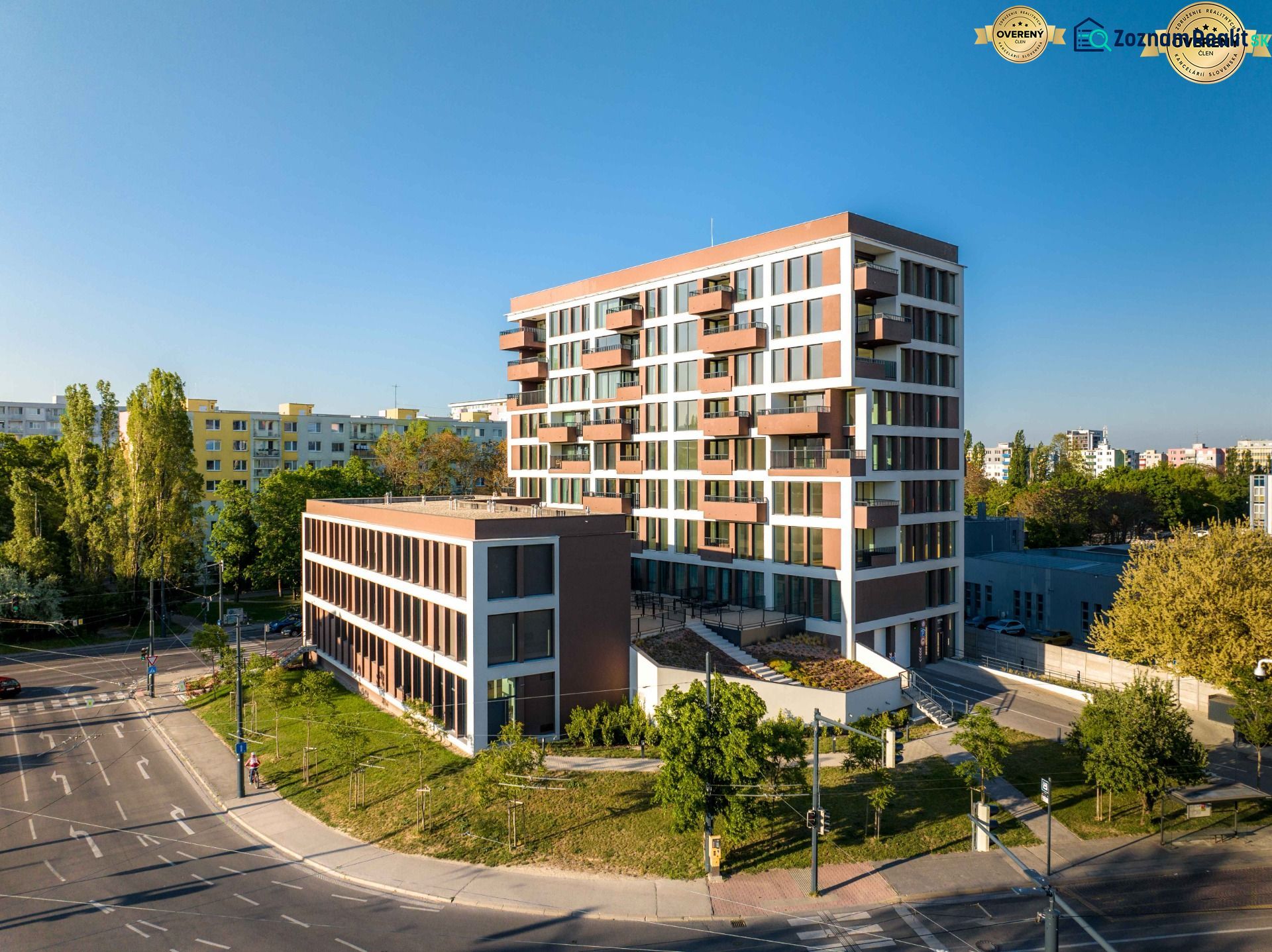 Výstavba bytů na Mírové ulici v Bratislavě - Ružinov, moderní architektura s balkóny.