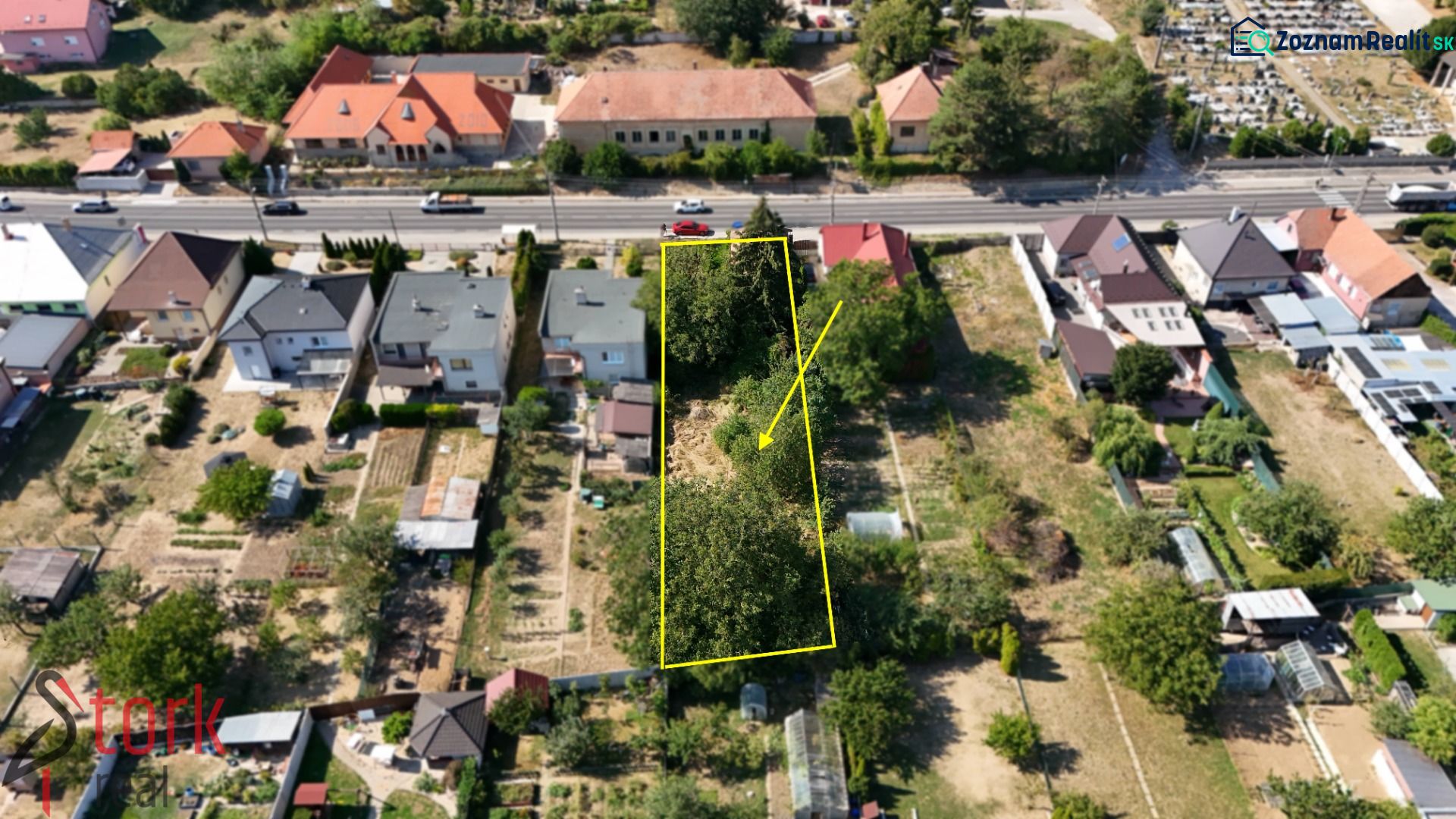 Pozemek na bydlení na Štefánikově ulici v Krušovcích se zahradou a stromy.