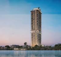 Výstavba bytů v Pattayi, vysoká budova u pobřeží s panoramatickým výhledem na moře.