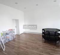 Obchodní prostory s trampolínami a úložnými boxy.
