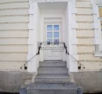 Vstupní schodiště se zábradlím do obchodních prostor v Ružomberku.