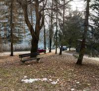 Park s lavičkou a stromy ve městě Banská Bystrica, ideální místo pro 2-pokojový byt.