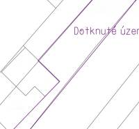 Náčrt pozemků v Povodí s logem realitní kanceláře, určené k bydlení.