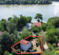 Chata v Radvaňi nad Dunajem u řeky s výhledem na zeleň a vodu.
